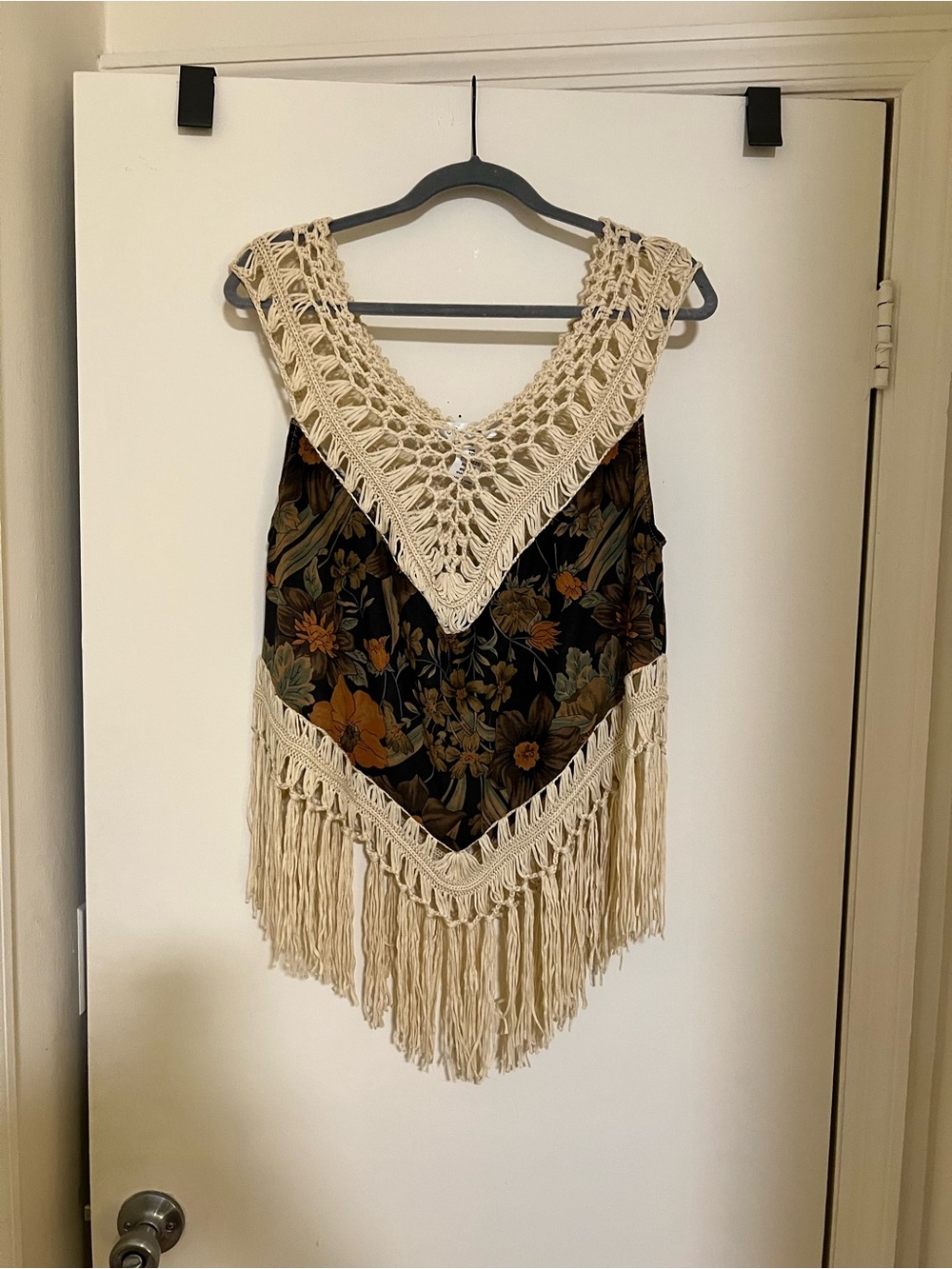 Floral tank top with crochet detailing size OS (fits like L)